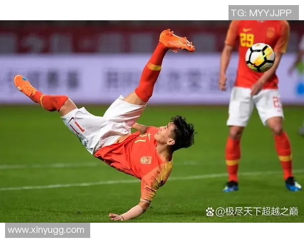 足球明星在草坪上演绎滑铲绝技展现惊人技巧与团队精神